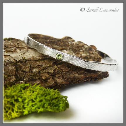 Bracelet en argent végétal avec texture écorce d arbre et pierre fine naturelle verte